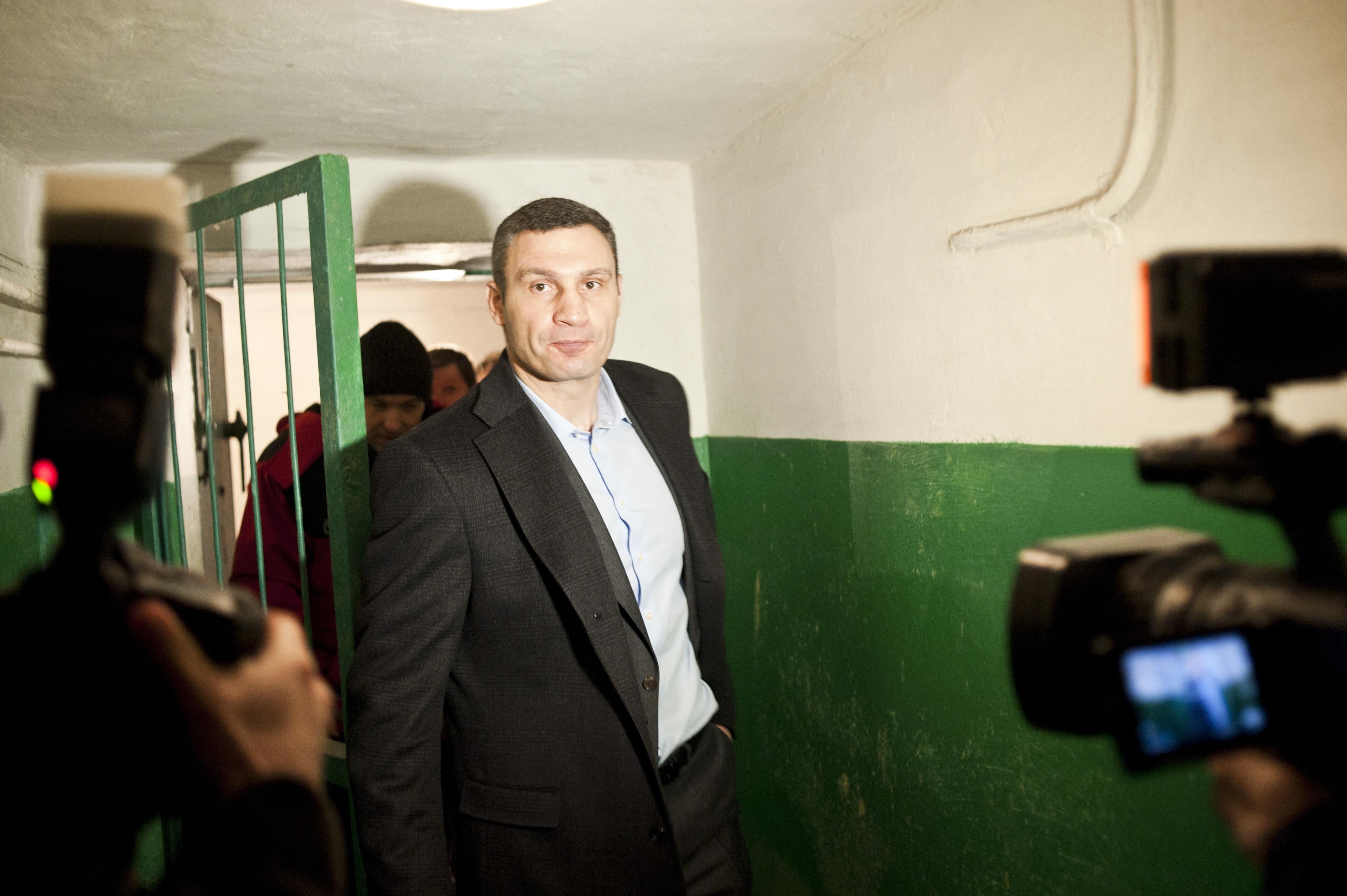 Задуха та пліснява: Кличко проінспектував бомбосховища Києва Задуха та пліснява: Кличко проінспектував бомбосховища Києва