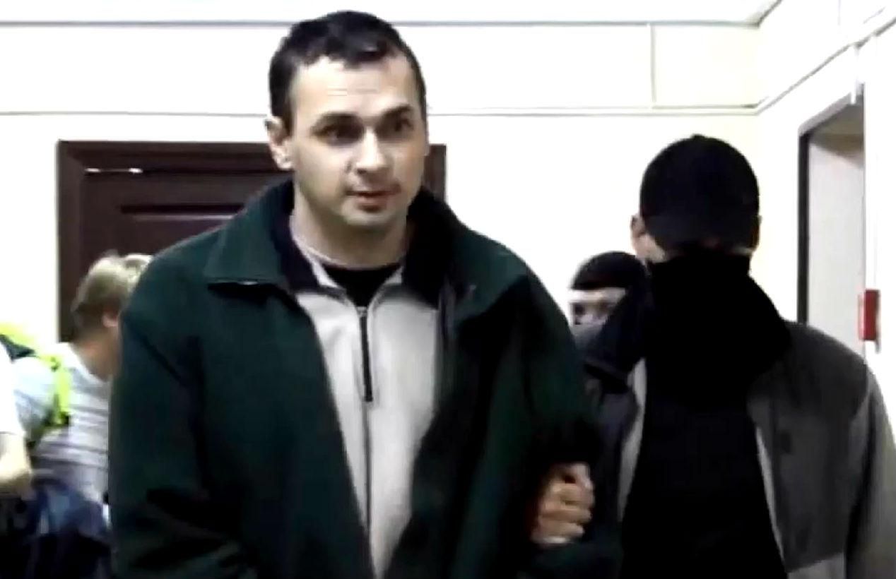 Сенцова оставили под стражей до 11 апреля