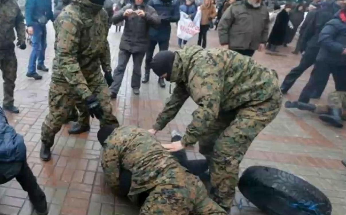 День в фото. Задержание террористов в Киеве, предупреждение терактов в Харькове