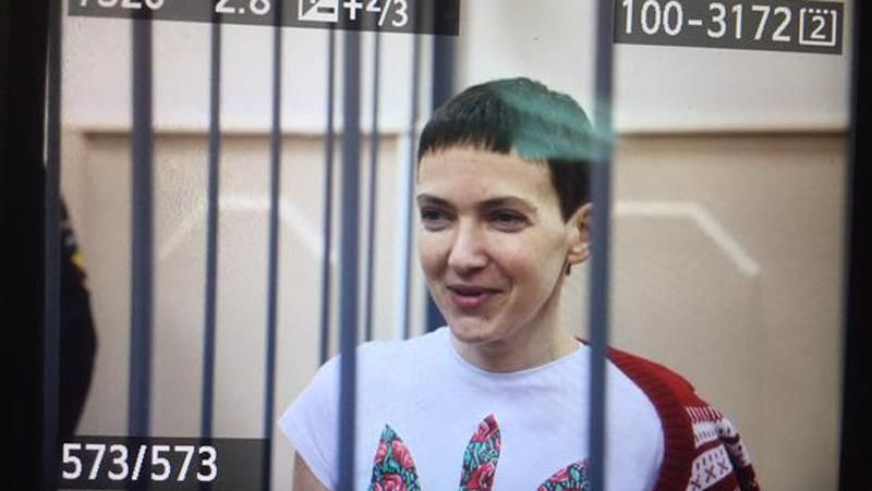 Савченко зайшла до зали суду з вигуком "Слава Україні!" Савченко зайшла до зали суду з вигуком "Слава Україні!"