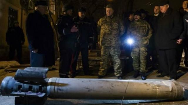 Порошенко вночі приїхав у обстріляний Краматорськ Порошенко вночі приїхав у обстріляний Краматорськ