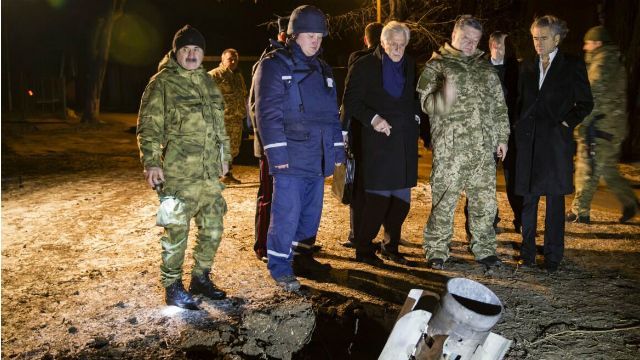 Порошенко візьме у Мінськ елемент касетного боєприпасу "Смерч", якими обстріляли Краматорськ Порошенко візьме у Мінськ елемент касетного боєприпасу "Смерч", якими обстріляли Краматорськ