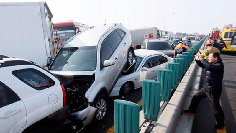 В Южной Корее столкнулись около ста автомобилей: машины побиты, есть жертвы В Южной Корее столкнулись около ста автомобилей: машины побиты, есть жертвы