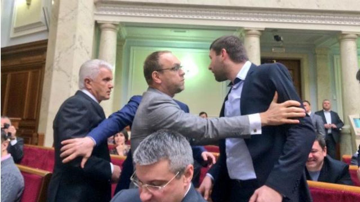 У Раді поштовхалися Парасюк та Литвин У Раді поштовхалися Парасюк та Литвин