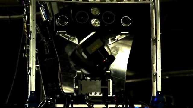 В США випробували інноваційного робота-пожежника для кораблів В США випробували інноваційного робота-пожежника для кораблів