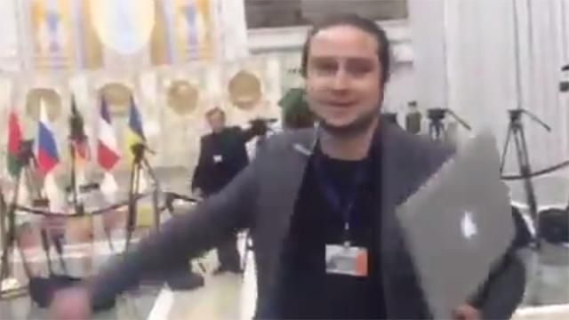 В Минске журналист LifeNews погавкал на съемочную группу ТСН В Минске журналист LifeNews погавкал на съемочную группу ТСН