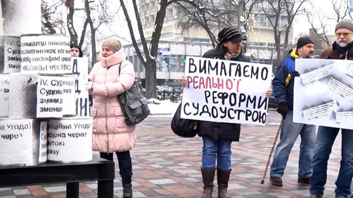 Активисты раздали парламентариям туалетную бумагу Активисты раздали парламентариям туалетную бумагу