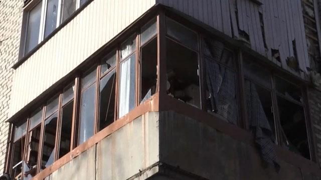 Жители пытаются восстановить дома после ночного обстрела Донецка