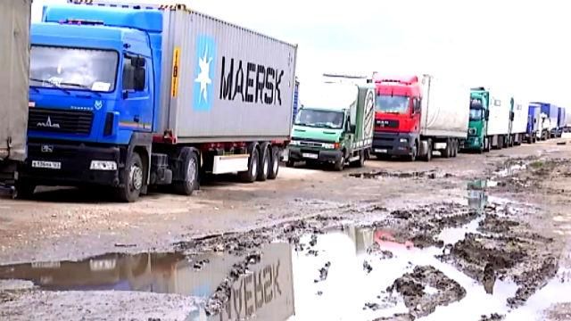 На Керченській переправі — знову черги, на біді наживаються торговці На Керченській переправі — знову черги, на біді наживаються торговці