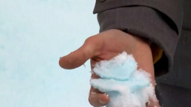 В российском Челябинске выпал голубой снег В российском Челябинске выпал голубой снег