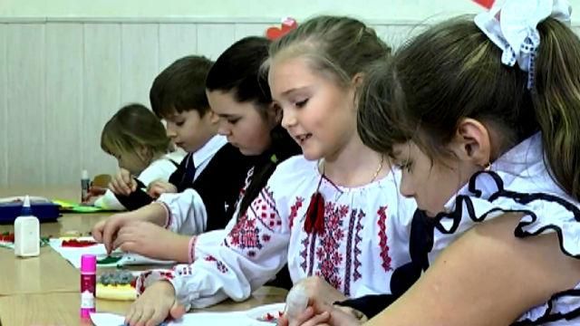 Дніпропетровські дівчата зробили валентинки для бійців АТО