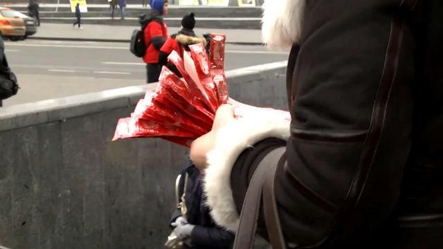 В Киеве отметили день презерватива — прохожим раздавали контрацепцию