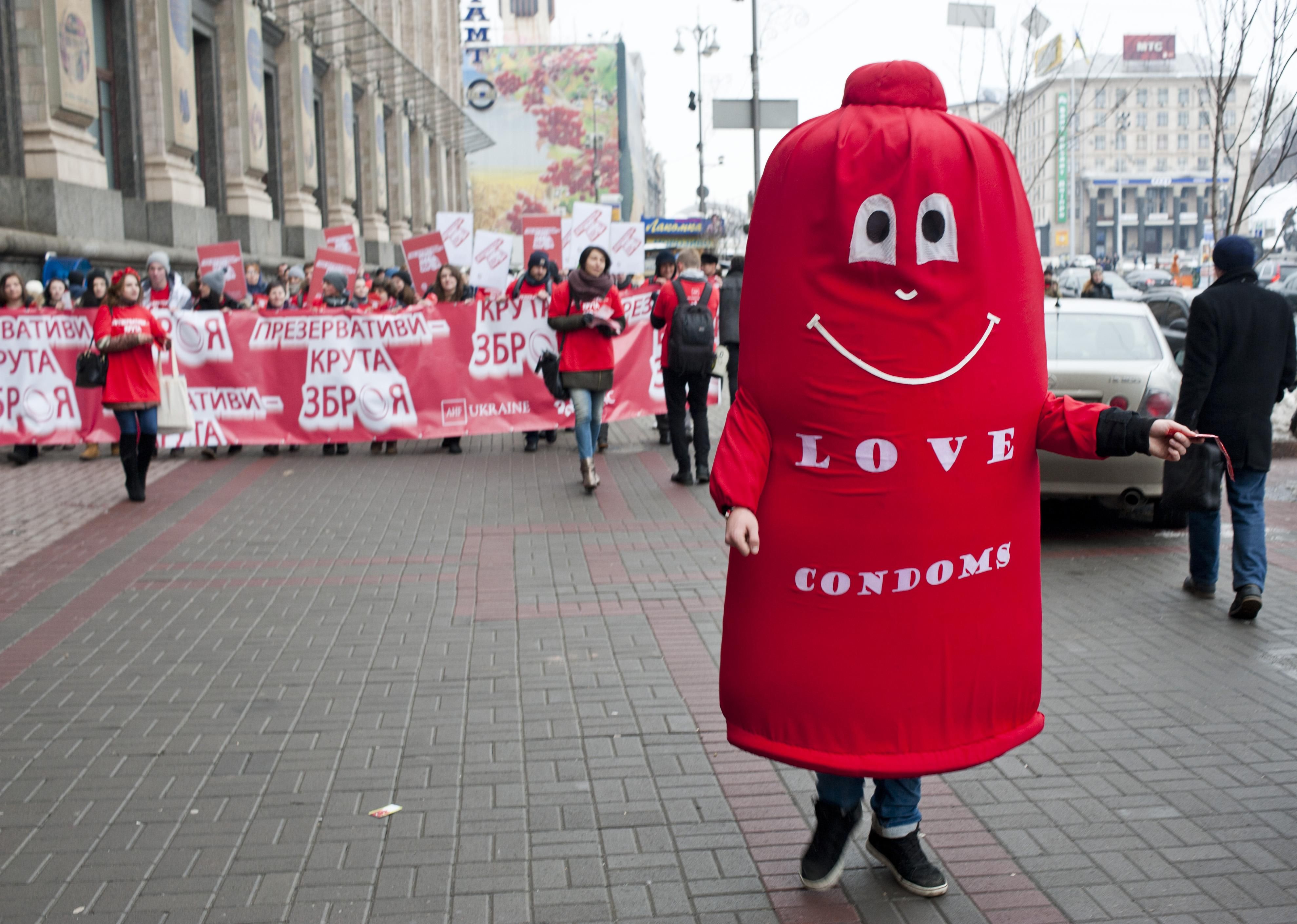 Презервативы крутое оружие: акция ко дню контрацепции Презервативы крутое оружие: акция ко дню контрацепции