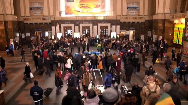 На столичному вокзалі людей привітали з Днем закоханих