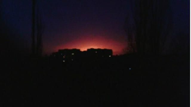 Под Новотошковкой горит газопровод. Пламя видно за десятки километров Под Новотошковкой горит газопровод. Пламя видно за десятки километров