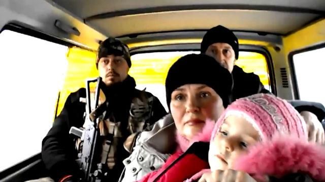 З прифронтового села військові евакуюють людей З прифронтового села військові евакуюють людей