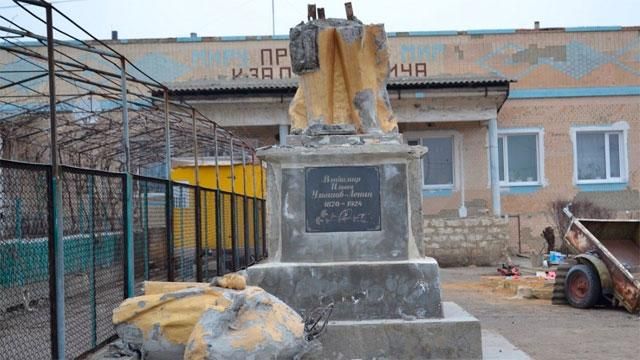 В Одесской области повалили очередного Ленина В Одесской области повалили очередного Ленина