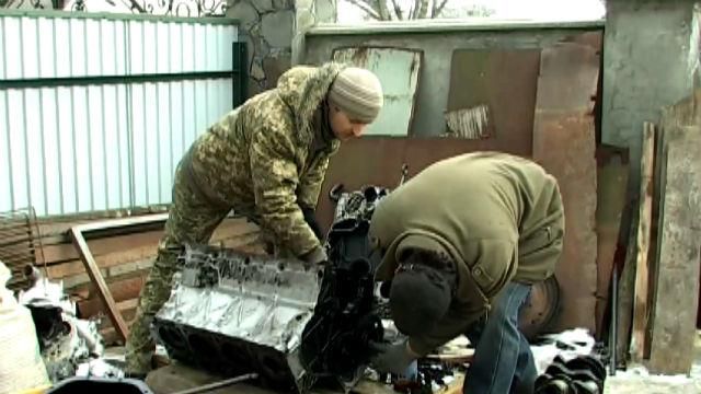 На Буковине волонтеры ремонтируют военную технику — поломанные детали им присылают по почте