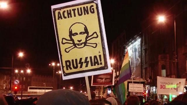 В Будапеште венгры протестовали против Путина В Будапеште венгры протестовали против Путина