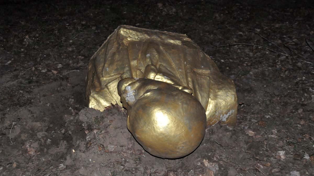 Одним Лениным меньше: памятник "вождю" повалили в Запорожье