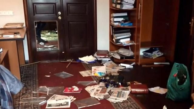 Хроника Евромайдана. Марш с большим флагом Украины, горы мусора в КГГА