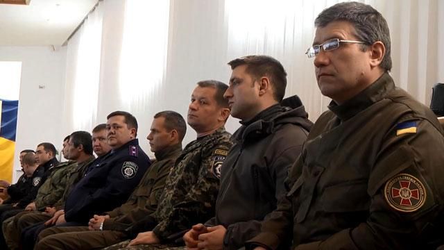 МВС нагородило бійців орденами та зброєю МВС нагородило бійців орденами та зброєю