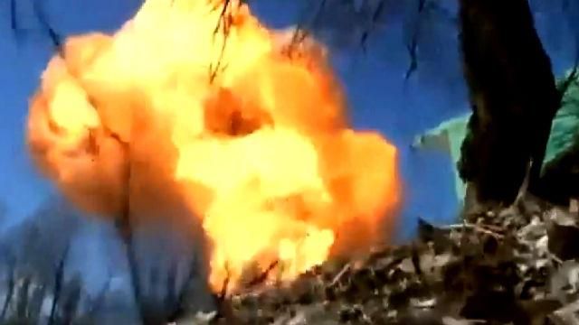 Журналисты сняли момент, когда мина перебила газопровод возле Дебальцево Журналисты сняли момент, когда мина перебила газопровод возле Дебальцево