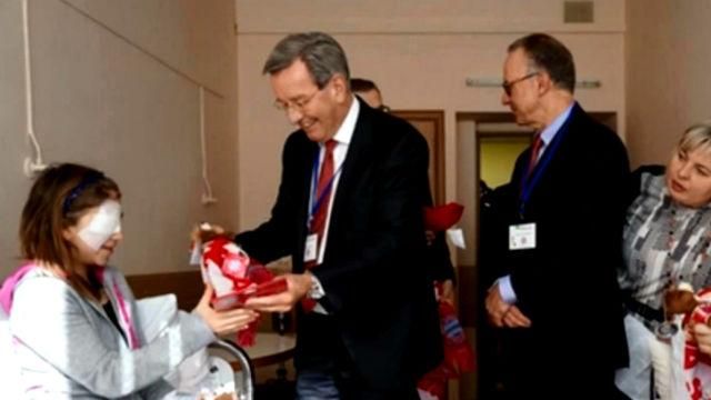 День в фото. Мощный взрыв под Дебальцево, "Бавария" помогла украинским детям День в фото. Мощный взрыв под Дебальцево, "Бавария" помогла украинским детям