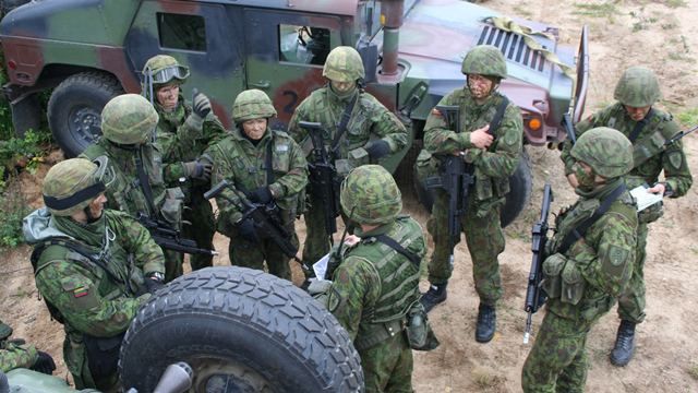 Литовских военных начали готовить к "гибридной войне"