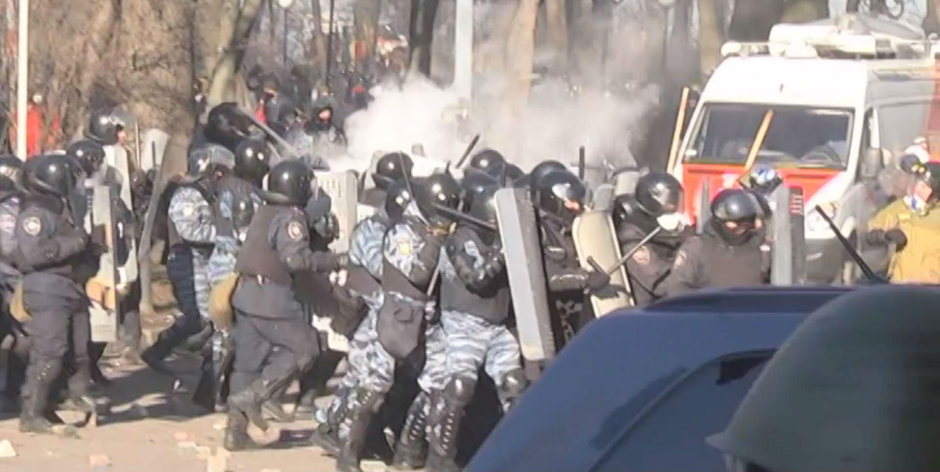 Хроника Евромайдана. В Киеве уличные бои, протесты охватили другие города Украины Хроника Евромайдана. В Киеве уличные бои, протесты охватили другие города Украины