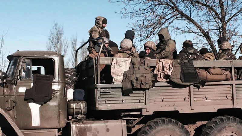 "Дорога життя" з пекла: як українські військові покидають Дебальцеве "Дорога життя" з пекла: як українські військові покидають Дебальцеве