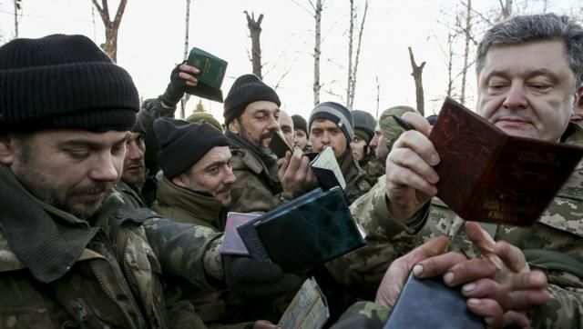 Президент пообіцяв відправити на ротацію виведені з Дебальцевого частини Президент пообіцяв відправити на ротацію виведені з Дебальцевого частини