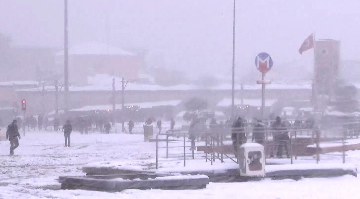 Стамбул засыпало снегом Стамбул засыпало снегом