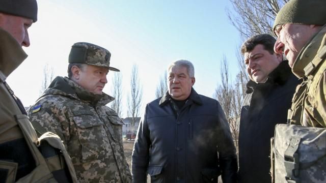 Порошенко зустрівся з військовими, які вийшли з Дебальцевого Порошенко зустрівся з військовими, які вийшли з Дебальцевого