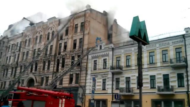 В центрі Києва біля "Нафтогазу" горить багатоповерхівка
