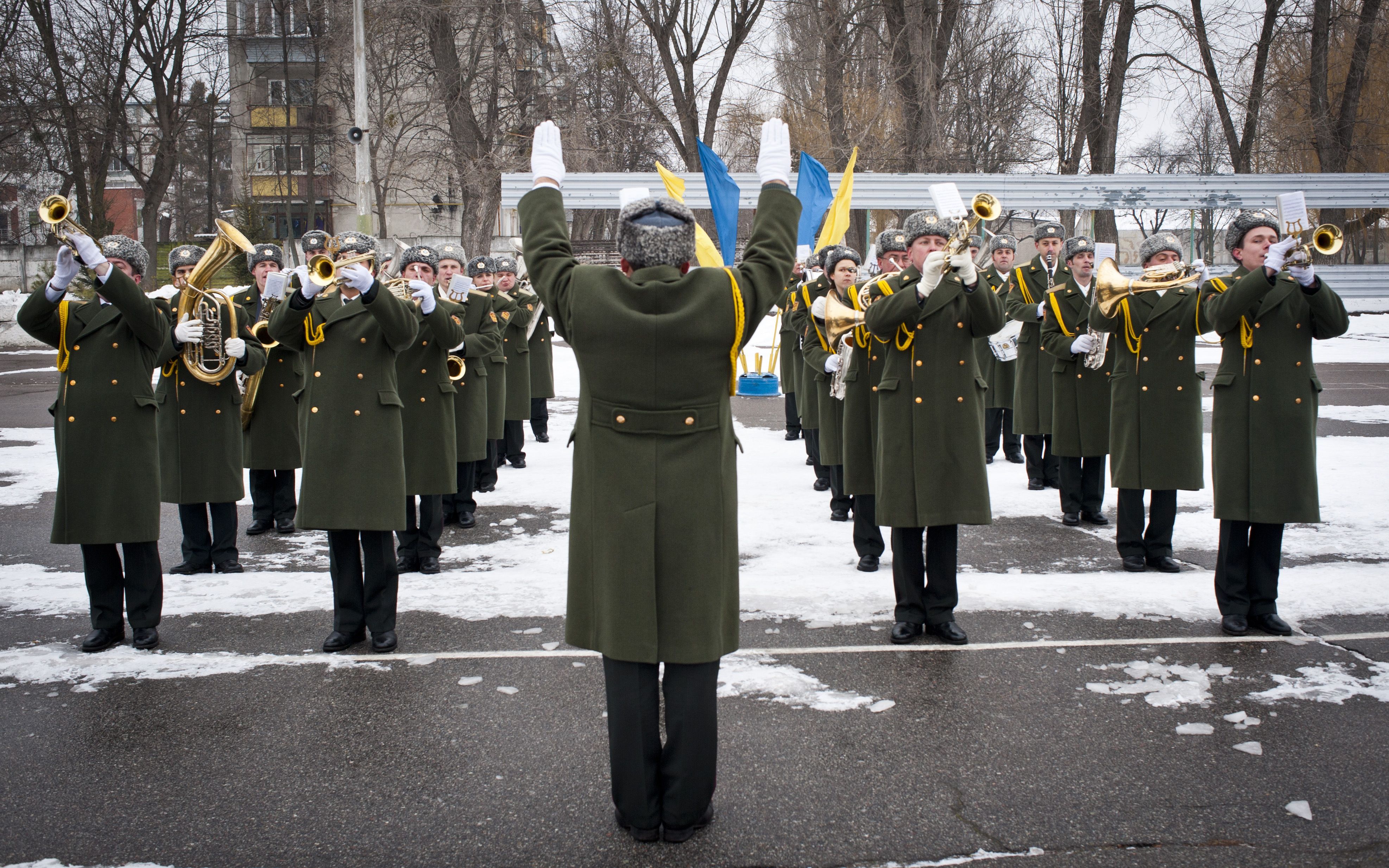 В Киевской области с оркестром встретили и поздравили военных