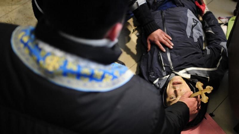 Воины света, воины добра. Впечатляющие фото с расстрела Майдана (18+) Воины света, воины добра. Впечатляющие фото с расстрела Майдана (18+)