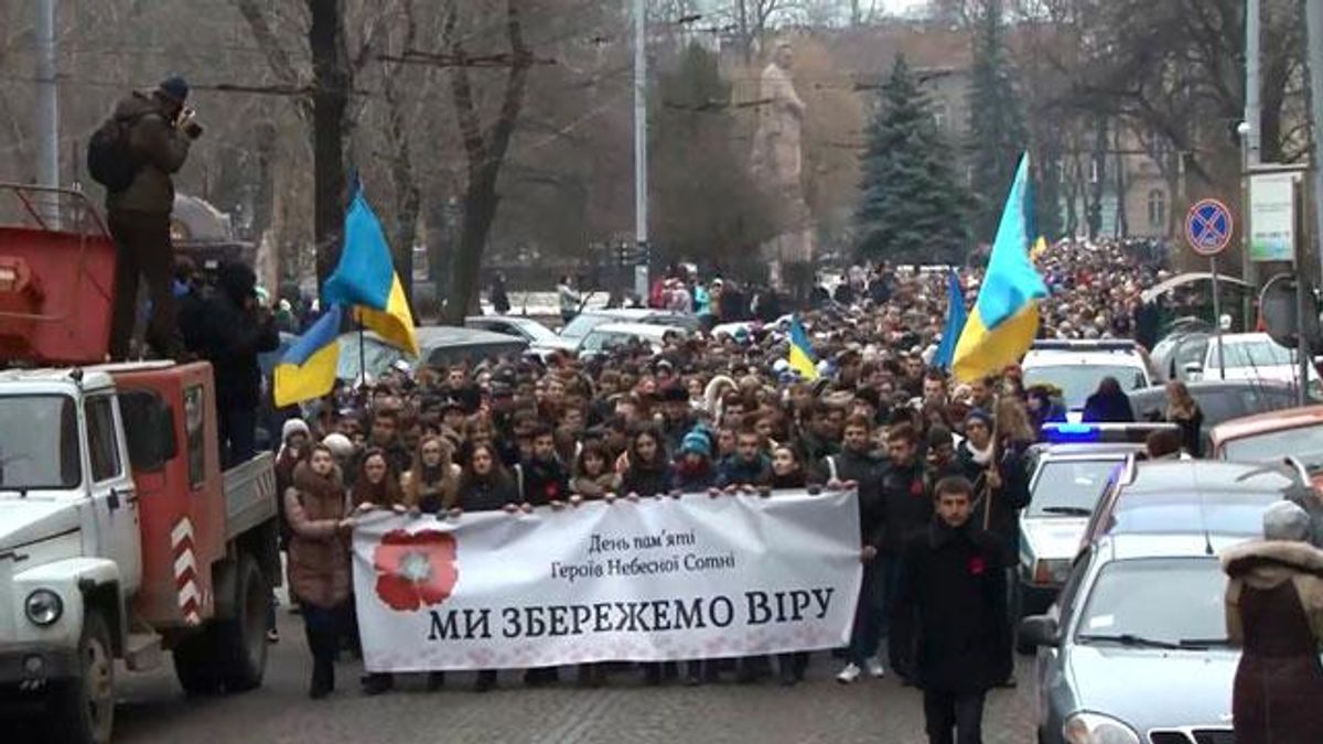 Львов "тихим шествием" почтил героев Небесной сотни Львов "тихим шествием" почтил героев Небесной сотни