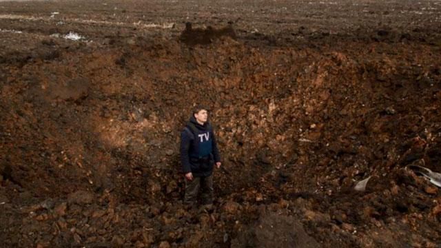 Самые актуальные фото 19 февраля: воронка от снаряда, террористы подорвались на украинской мине