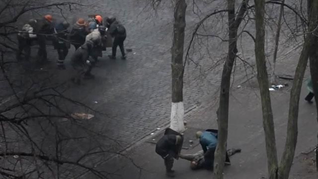 Хроніка Євромайдану: в мітингувальників стріляють снайпери, Рада зібралася на екстрене засідання