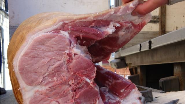 Росія заборонила ввезти в Крим велику партію української свинини Росія заборонила ввезти в Крим велику партію української свинини