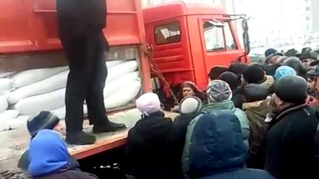 В российском городе люди штурмовали грузовик с дешевым сахаром