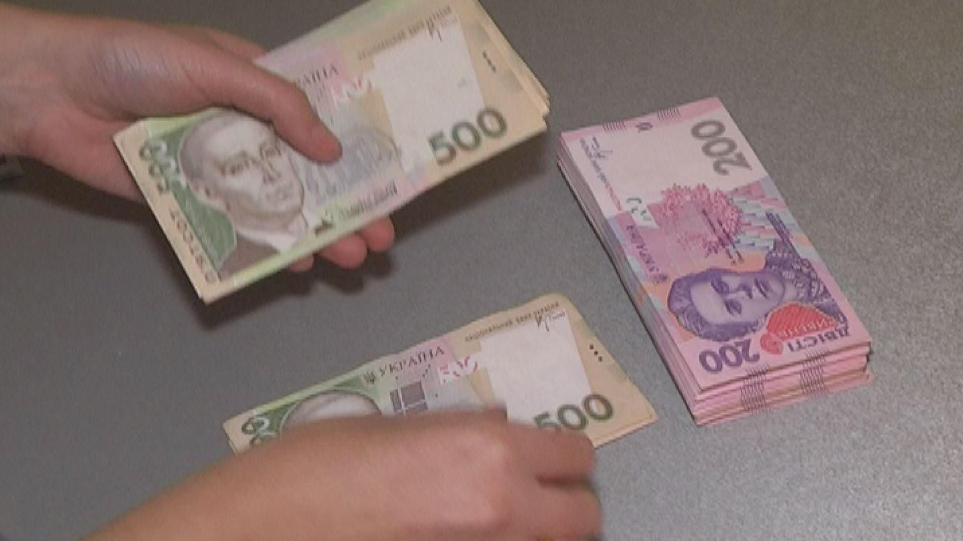 Доллар официально стоит почти 28 грн, евро — не полные 32 грн