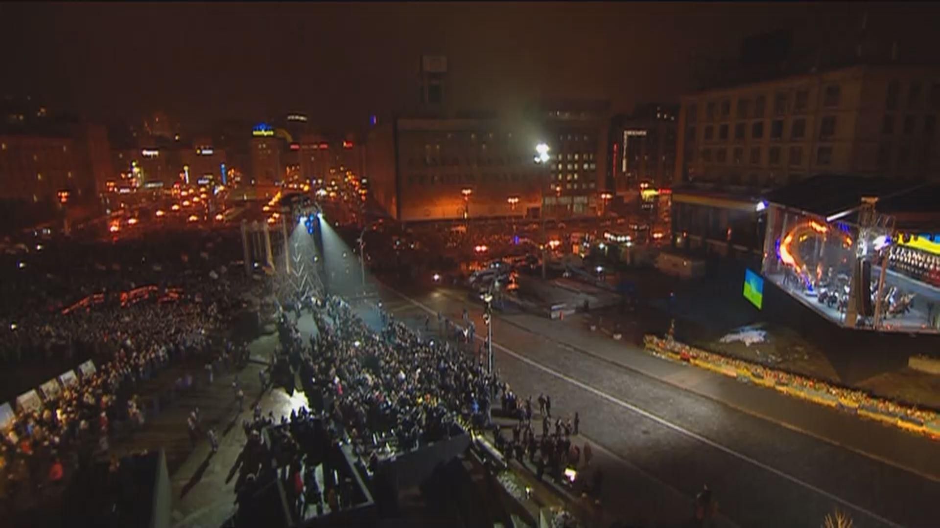 На честь Героїв Небесної Сотні на Майдані запалили "Промені Гідності"