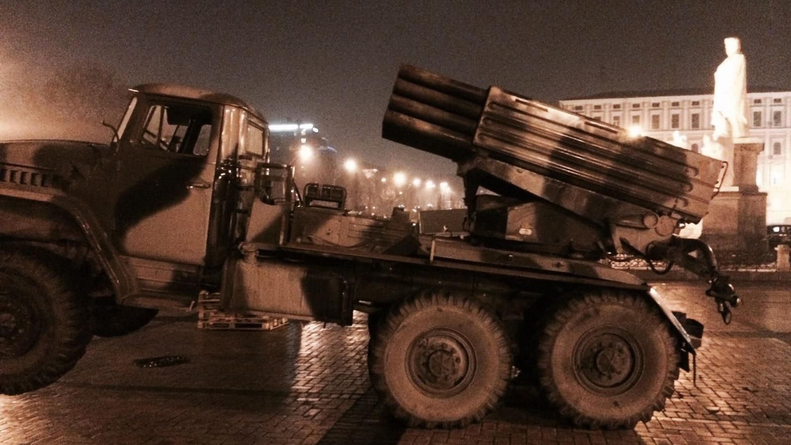 Ночью на Михайловскую площадь в Киеве свозили российскую военную технику
