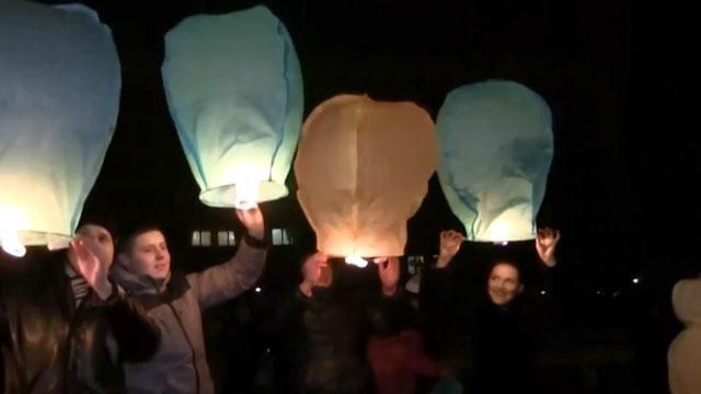 В Сумах активисты отправили в небо фонарики с письмами