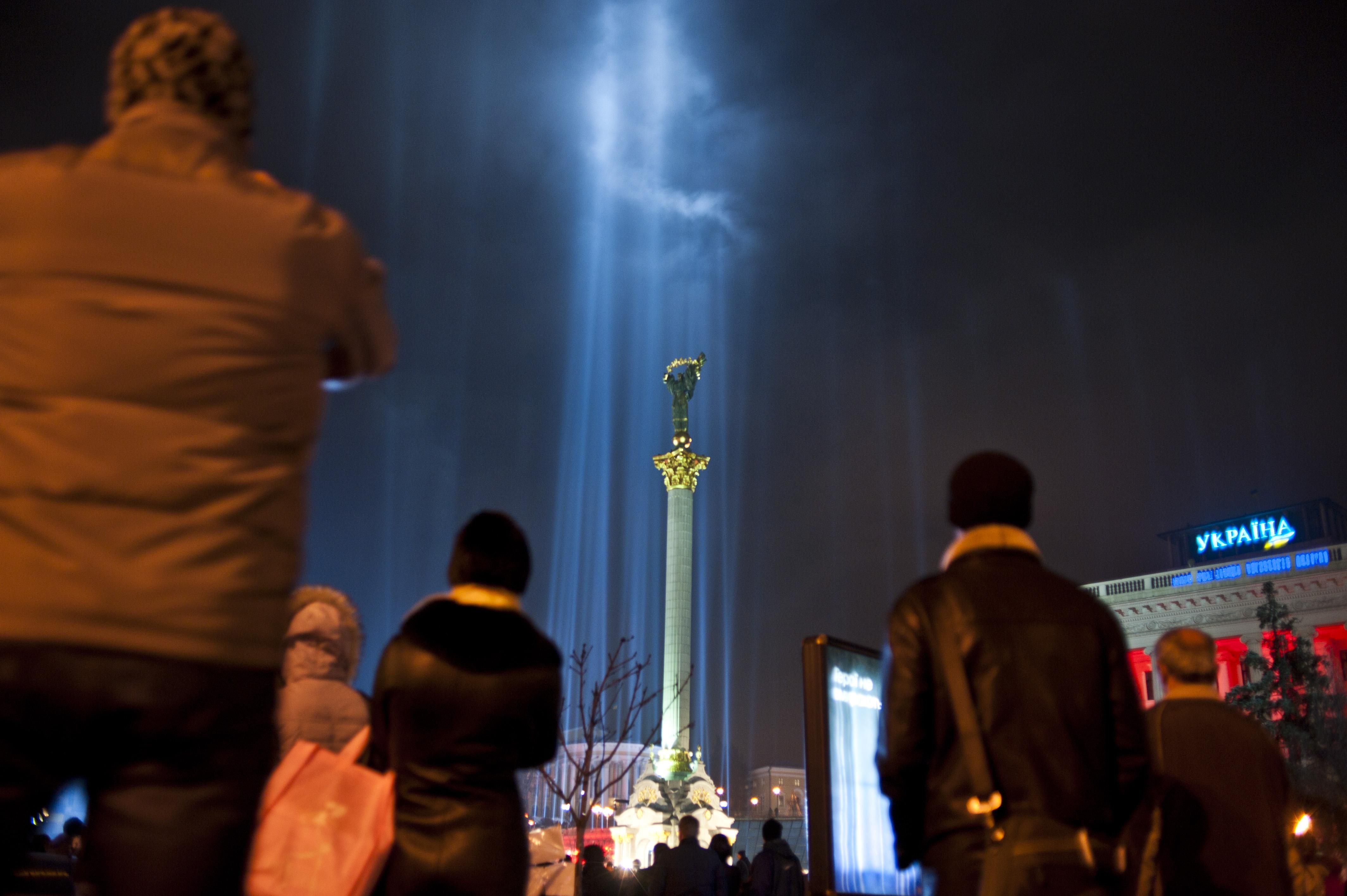 Лучи Достоинства: как в Киеве почтили память героев Небесной сотни