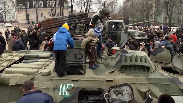 У Києві показали танки та "Гради" сепаратистів