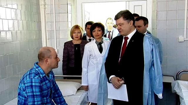 В Запорожье Порошенко посетил раненых военных