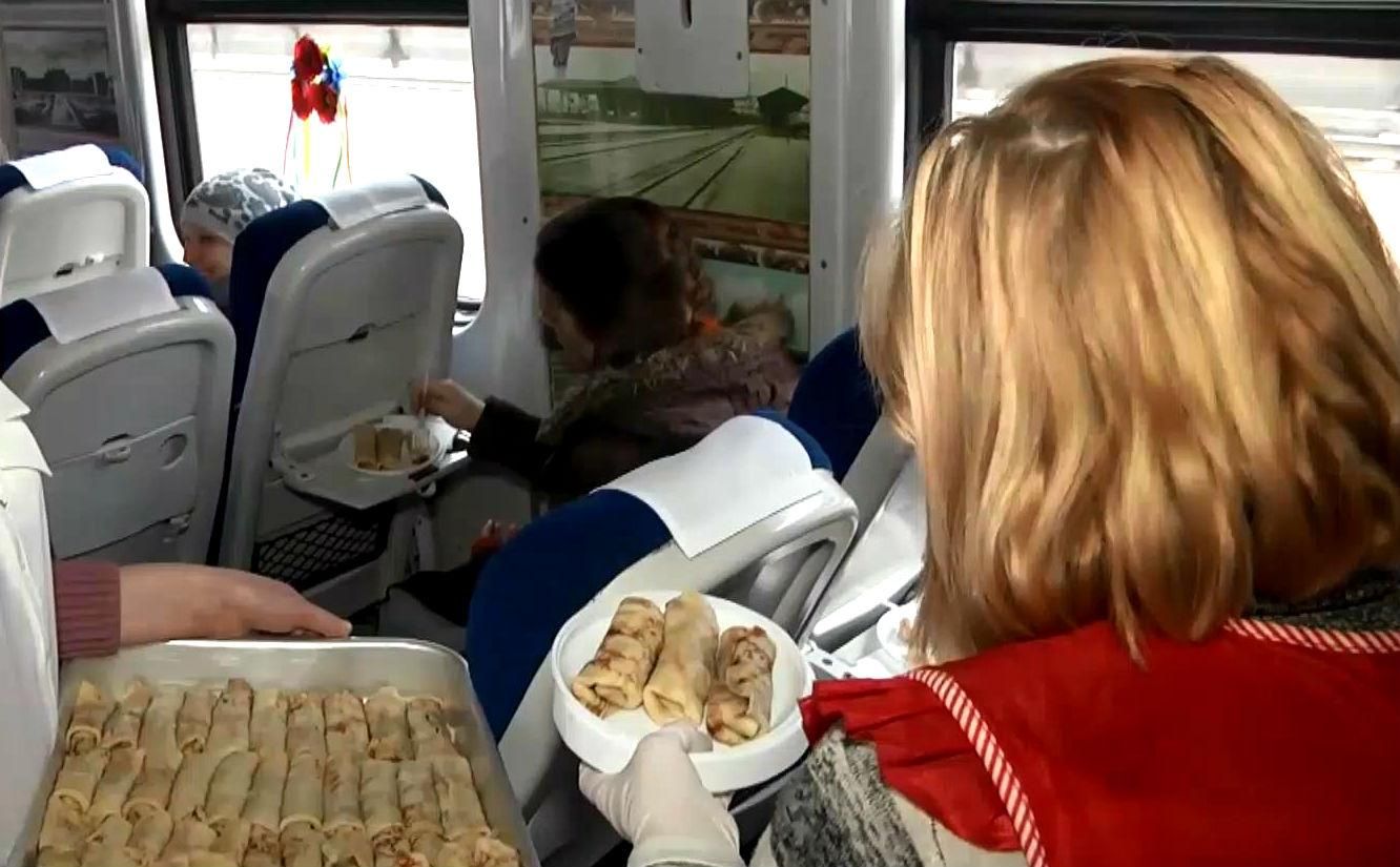 Переселенцям зі Сходу влаштували залізничну екскурсію у ретро-потязі Переселенцям зі Сходу влаштували залізничну екскурсію у ретро-потязі